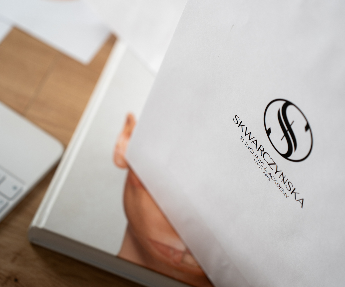 Logo na torbie, książka o urodzie.